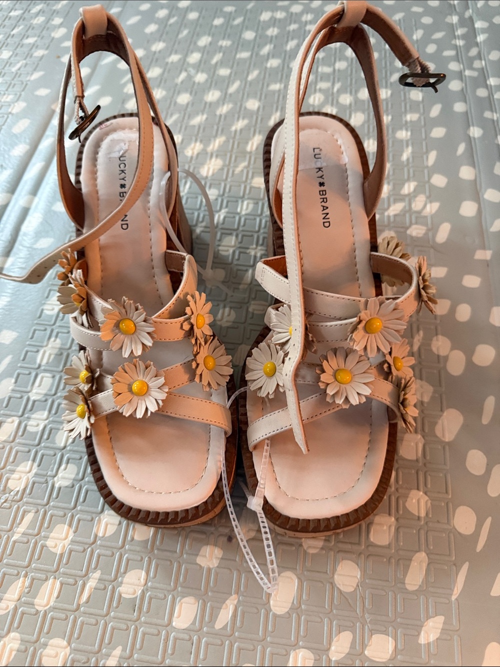 Lucky Brand Cream Floral Daisy Slingback Sandals with Yellow Centers